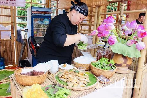 Đầu bếp chế biến món nem sen tại gian hàng của Hội Đầu bếp Việt Nam